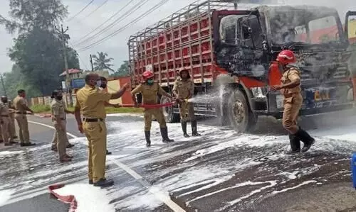 ലോറിക്ക് തീപിടിച്ചു; ദുരന്തം ഒഴിവായി