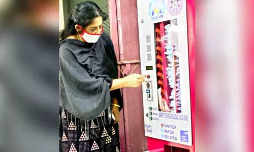 വെൻഡിങ്​ മെഷീൻ വഴി മാസ്ക്കും ഗ്ലൗസും സാനിറ്റൈസറും