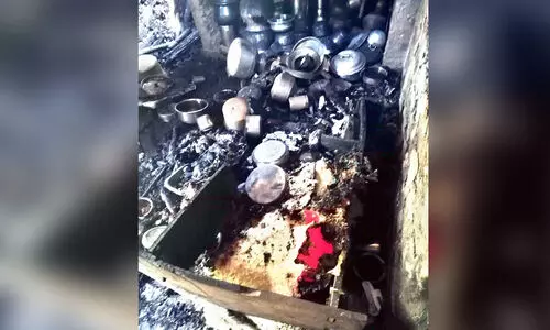 വീടിനു തീപിടിച്ച് ഗൃഹനാഥന് പൊള്ളലേറ്റു വീടിനു തീപിടിച്ച് ഗൃഹനാഥന് പൊള്ളലേറ്റു