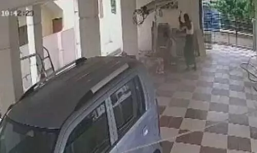 പിതാവ്​​ മകനെ ചുറ്റിക കൊണ്ട്​ തലക്കടിച്ച്​ കൊന്നു; സി.സി.ടി.വി ദൃശ്യങ്ങൾ പുറത്ത്​