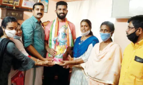 കുഞ്ഞി‍യുടെ കണ്ണേട്ടന് കണ്ണ‍​െൻറ വിഗ്രഹം സമ്മാനിച്ചു