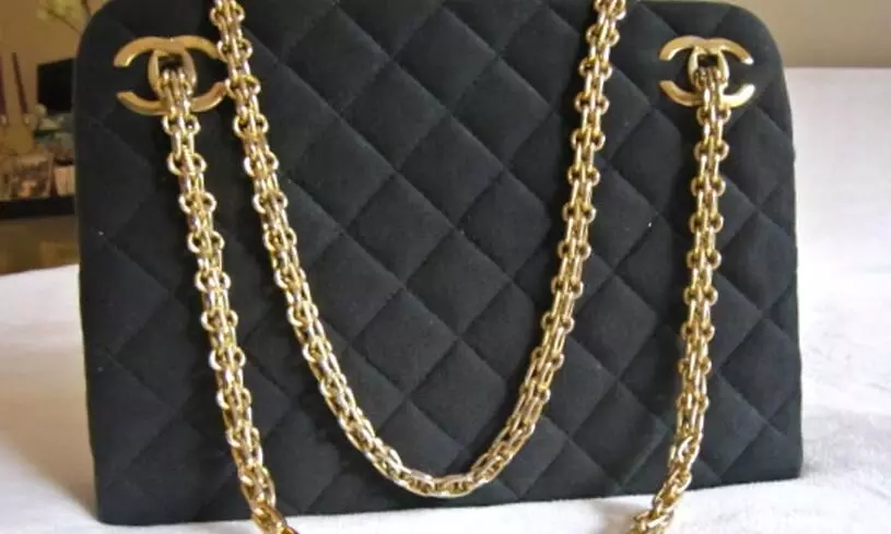 സ്വർണവും പണവുമടങ്ങിയ ബാഗും പഴ്സും തിരിച്ചുനൽകി കടയുടമയുടെ മാതൃക