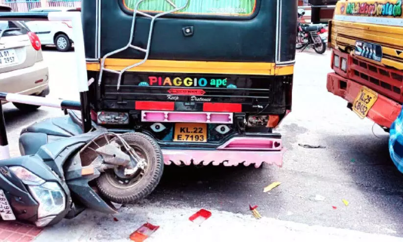 ലോറി ഓടിക്കുന്നതിനിടെ ഡ്രൈവർക്ക് അപസ്മാരം; രണ്ടു വാഹനങ്ങളിലിടിച്ച് ലോറി നിന്നു, ഒഴിവായത് വൻ അപകടം