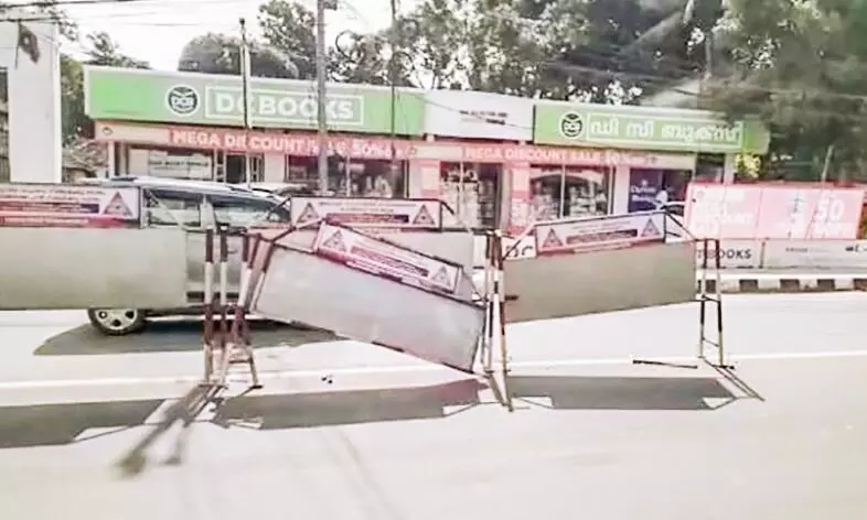 വാഹനമിടിച്ച് തകർന്ന ഡിവൈഡറുകൾ ഭീഷണി വാഹനമിടിച്ച് തകർന്ന ഡിവൈഡറുകൾ ഭീഷണി