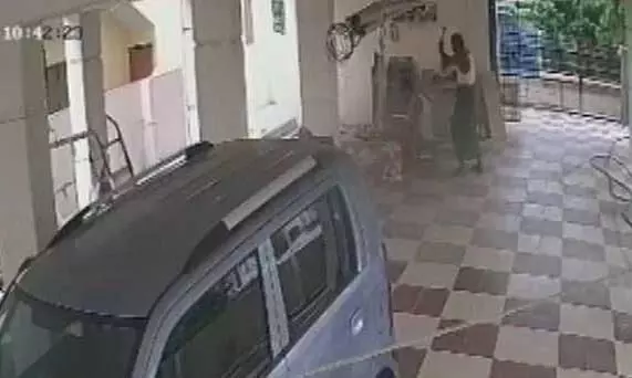 പിതാവ് മകനെ ചുറ്റിക കൊണ്ട് തലക്കടിച്ച് കൊന്നു; സി.സി.ടി.വി ദൃശ്യങ്ങൾ പുറത്ത് പിതാവ് മകനെ ചുറ്റിക കൊണ്ട് തലക്കടിച്ച് കൊന്നു; സി.സി.ടി.വി ദൃശ്യങ്ങൾ പുറത്ത്