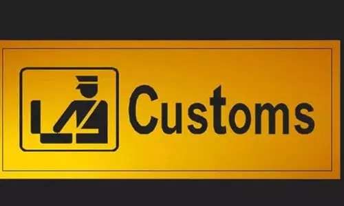 കോൺസുലേറ്റ്​ മുൻ ഉന്നത​െൻറ ​ബാഗിൽ നിന്ന്​ 11 മൊബൈലും പെൻഡ്രൈവുകളും പിടിച്ചെടുത്തു