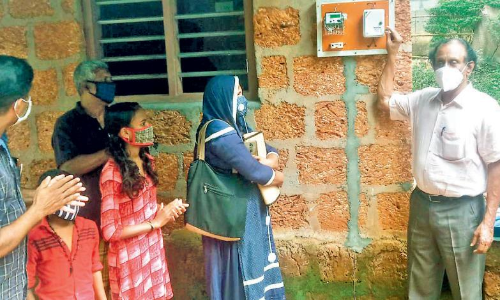 കെ.​എ​സ്.​ഇ.​ബി ജീ​വ​ന​ക്കാ​രു​ടെ കൂ​ട്ടാ​യ്മ​യി​ൽ മൂ​ന്ന്​ വീ​ടു​ക​ൾ​ക്ക് സൗ​ജ​ന്യ വൈ​ദ്യു​തി ക​ണ​ക്​​ഷ​ൻ