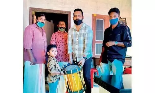 കി​ച്ചു​വി​െൻറ താ​ള​ത്തി​ന്​ താ​ര​ങ്ങ​ളു​ടെ സ​മ്മാ​ന​പ്പെ​രു​മ​ഴ