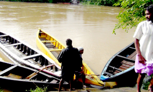കടത്തുകടക്കാനാവാതെ തോണിക്കാർ കടത്തുകടക്കാനാവാതെ തോണിക്കാർ