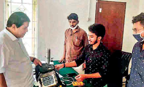 ഗു​ലാ​മി​െൻറ സോ​ളാ​ർ ബാ​ഗു​ണ്ടെ​ങ്കി​ൽ വൈ​ദ്യു​തി​യി​ല്ലെ​ങ്കി​ലും എ​ല്ലാം ന​ട​ക്കും