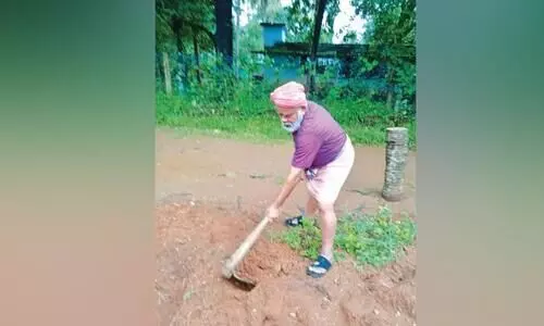 മണ്ണിൽ പൊന്നുവിളയിച്ച്​ മാ​ന്ത്രികൻ രവി