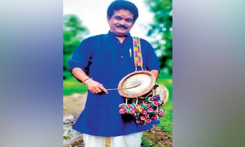 ഇടക്കയിൽ രാജ്യത്തോട്​ ആദരം പ്രകടിപ്പിച്ച് കലാകാരൻ