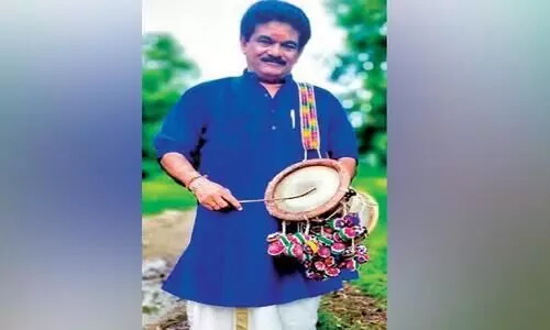 ഇടക്കയിൽ രാജ്യത്തോട്​ ആദരം പ്രകടിപ്പിച്ച് കലാകാരൻ