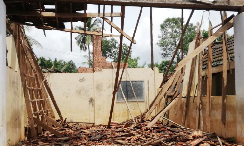 വെ​ൺ​മ​ണ​ൽ സ്​കൂൾ കെട്ടിടം തകർന്നു