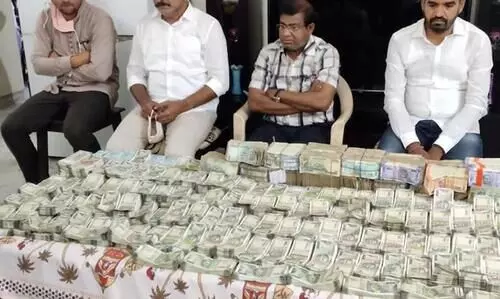 തെലങ്കാനയില്‍ 1.10 കോടി രൂപ കൈക്കൂലിപ്പണവുമായി തഹസില്‍ദാര്‍ പിടിയില്‍