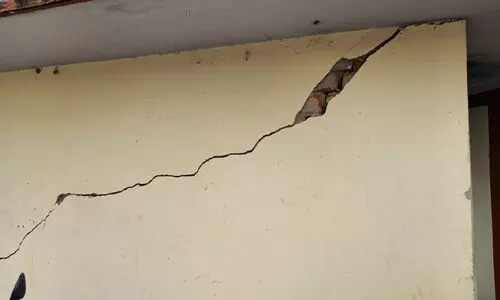 വില്ലേജ് ഒാഫിസ്​ കെട്ടിടം അപകടാവസ്ഥയിൽ; ജീവനക്കാര്‍ ഭീതിയില്‍