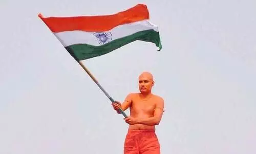 കൈകളിലേന്തിയ വിജയ പതാക