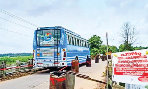 നി​ർ​ദേ​ശം കാ​റ്റി​ൽ പ​റ​ത്തി:കാ​ഞ്ഞാ​ണി പെ​രു​മ്പു​ഴ പാ​ല​ത്തി​ലൂ​ടെ ഒ​രു വി​ഭാ​ഗം ബ​സ്​ സ​ർ​വി​സ്​ ന​ട​ത്തി