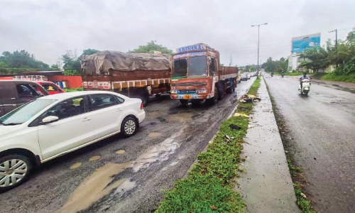 ദേ​ശീ​യ​പാ​ത​യി​ൽ ഗ​ർ​ത്ത​ങ്ങ​ൾ;ചാ​ല​ക്കു​ടി​യി​ൽ ഗ​താ​ഗ​ത​ക്കു​രു​ക്ക് രൂ​ക്ഷം