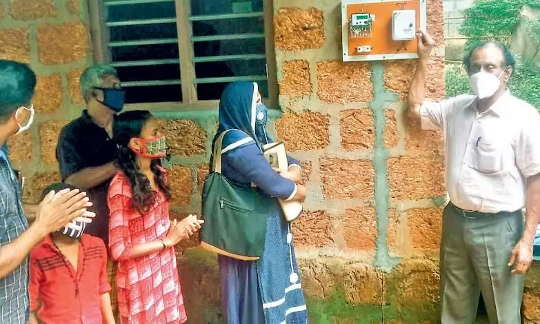 കെ.​എ​സ്.​ഇ.​ബി ജീ​വ​ന​ക്കാ​രു​ടെ കൂ​ട്ടാ​യ്മ​യി​ൽ മൂ​ന്ന്​ വീ​ടു​ക​ൾ​ക്ക് സൗ​ജ​ന്യ വൈ​ദ്യു​തി ക​ണ​ക്​​ഷ​ൻ