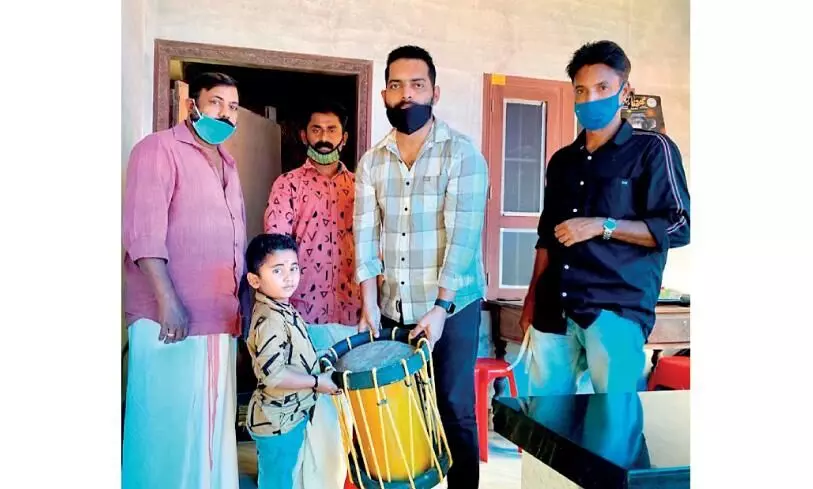 കിച്ചുവിെൻറ താളത്തിന് താരങ്ങളുടെ സമ്മാനപ്പെരുമഴ കിച്ചുവിെൻറ താളത്തിന് താരങ്ങളുടെ സമ്മാനപ്പെരുമഴ