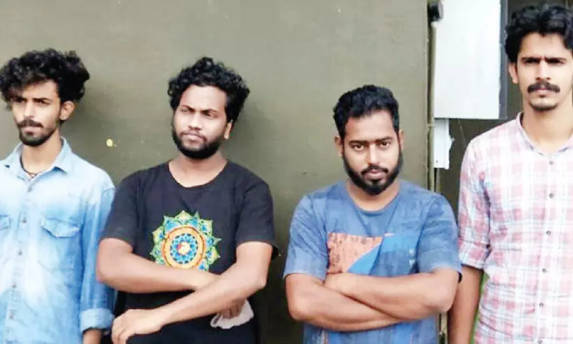 വടിവാളുമായി ക്വട്ടേഷൻ സംഘം പിടിയിൽ വടിവാളുമായി ക്വട്ടേഷൻ സംഘം പിടിയിൽ