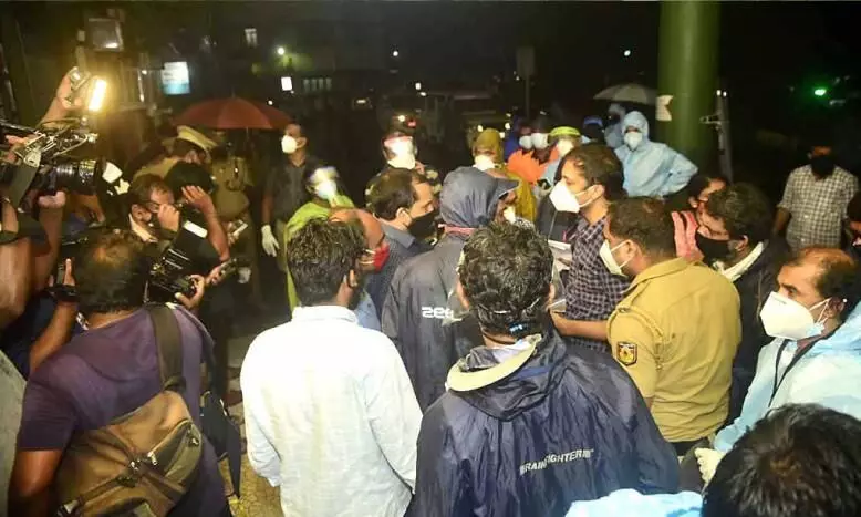 കരിപ്പൂരിലെ രക്ഷാപ്രവർത്തകർക്ക് ആർ.ടി.പി.സി.ആർ പരിശോധന കരിപ്പൂരിലെ രക്ഷാപ്രവർത്തകർക്ക് ആർ.ടി.പി.സി.ആർ പരിശോധന