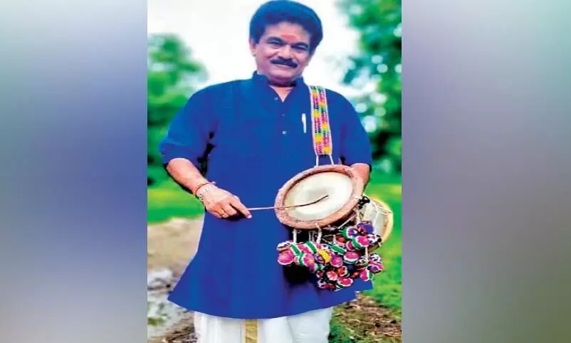 ഇടക്കയിൽ രാജ്യത്തോട്​ ആദരം പ്രകടിപ്പിച്ച് കലാകാരൻ