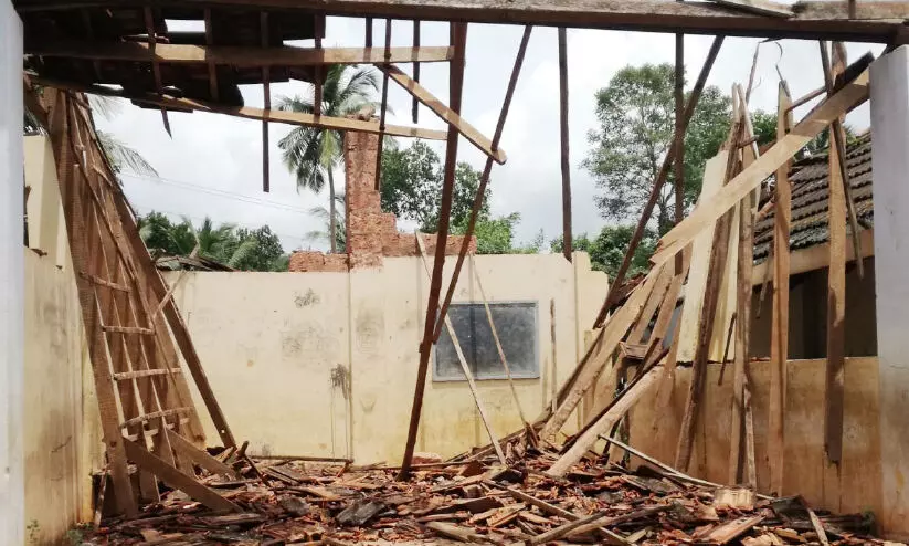 വെ​ൺ​മ​ണ​ൽ സ്​കൂൾ കെട്ടിടം തകർന്നു