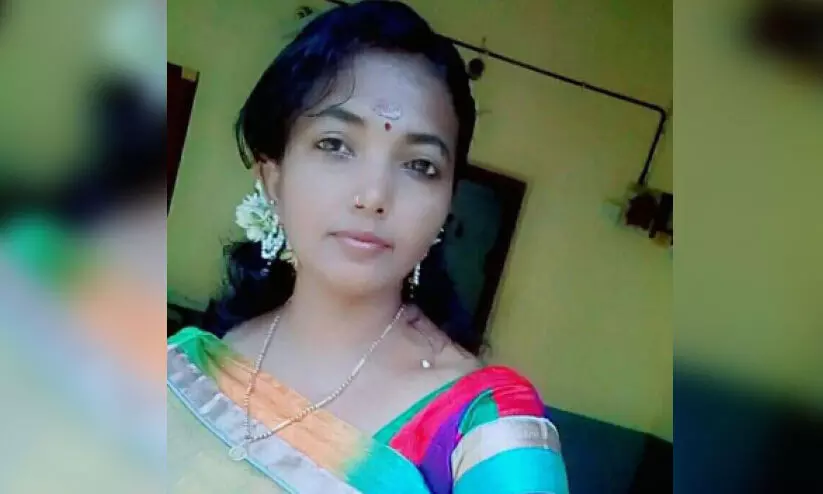 യുവതിയുടെ ഇടപെടലിൽ ഒഴിവായത് വൻ ദുരന്തം