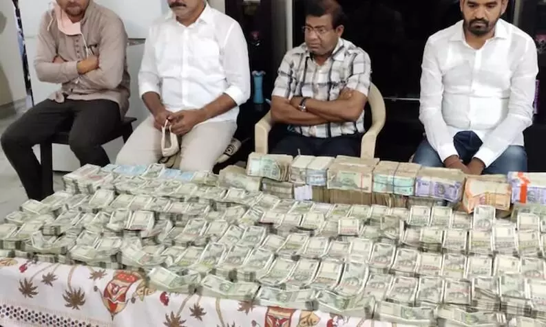തെലങ്കാനയില് 1.10 കോടി രൂപ കൈക്കൂലിപ്പണവുമായി തഹസില്ദാര് പിടിയില് തെലങ്കാനയില് 1.10 കോടി രൂപ കൈക്കൂലിപ്പണവുമായി തഹസില്ദാര് പിടിയില്