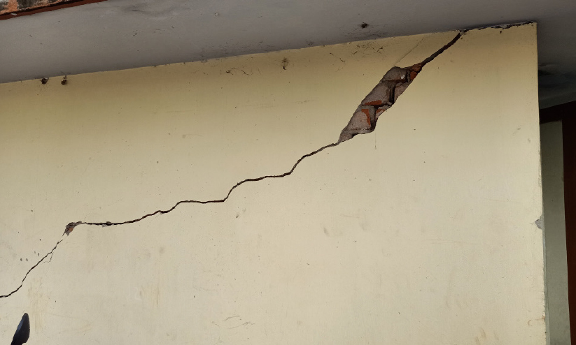 വില്ലേജ് ഒാഫിസ് കെട്ടിടം അപകടാവസ്ഥയിൽ; ജീവനക്കാര് ഭീതിയില് വില്ലേജ് ഒാഫിസ് കെട്ടിടം അപകടാവസ്ഥയിൽ; ജീവനക്കാര് ഭീതിയില്