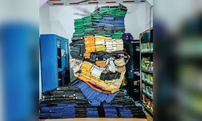 വീണ്ടും ഡാവിഞ്ചി സുരേഷ്; പുസ്തക ശിൽപമായി മുഹമ്മദ് അബ്ദുറഹിമാൻ വീണ്ടും ഡാവിഞ്ചി സുരേഷ്; പുസ്തക ശിൽപമായി മുഹമ്മദ് അബ്ദുറഹിമാൻ