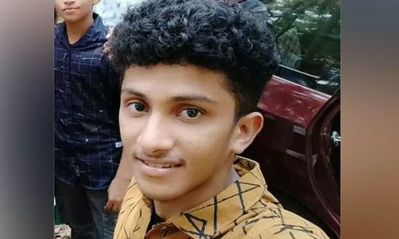 പട്ടിക്ക് തീറ്റ കൊടുത്തില്ല; മദ്യലഹരിയില് അച്ഛൻ മകനെ കുത്തിക്കൊന്നു പട്ടിക്ക് തീറ്റ കൊടുത്തില്ല; മദ്യലഹരിയില് അച്ഛൻ മകനെ കുത്തിക്കൊന്നു