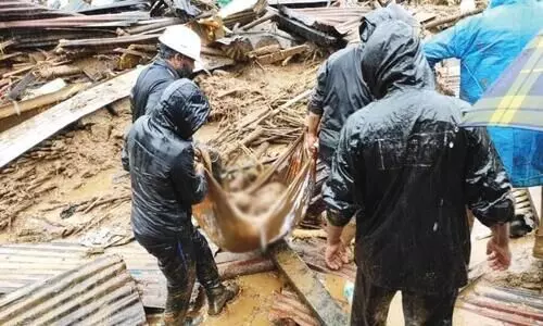 പെട്ടിമുടി ഉരുൾപൊട്ടൽ: കാണാതായ അവസാന ആളെയും കണ്ടെത്തും വരെ തെരച്ചില് തുടരും പെട്ടിമുടി ഉരുൾപൊട്ടൽ: കാണാതായ അവസാന ആളെയും കണ്ടെത്തും വരെ തെരച്ചില് തുടരും