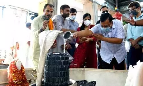 കെജ്​രിവാളിന്​ 52ാം പിറന്നാൾ; അമ്പലത്തിൽ പൂജ നടത്തിയും പ്രാർഥിച്ചും ആഘോഷം