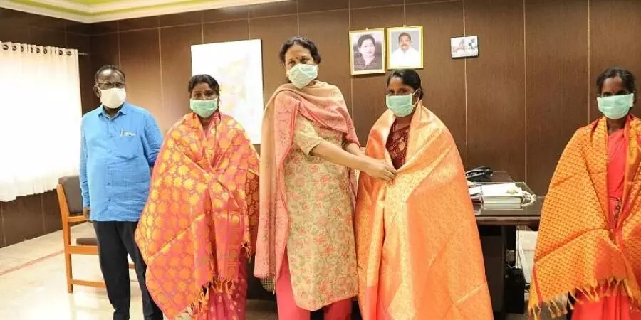 ഡാമിൽ വീണവരെ രക്ഷിച്ച യുവതികൾക്ക് കൽപന ചൗള പുരസ്കാരം ഡാമിൽ വീണവരെ രക്ഷിച്ച യുവതികൾക്ക് കൽപന ചൗള പുരസ്കാരം