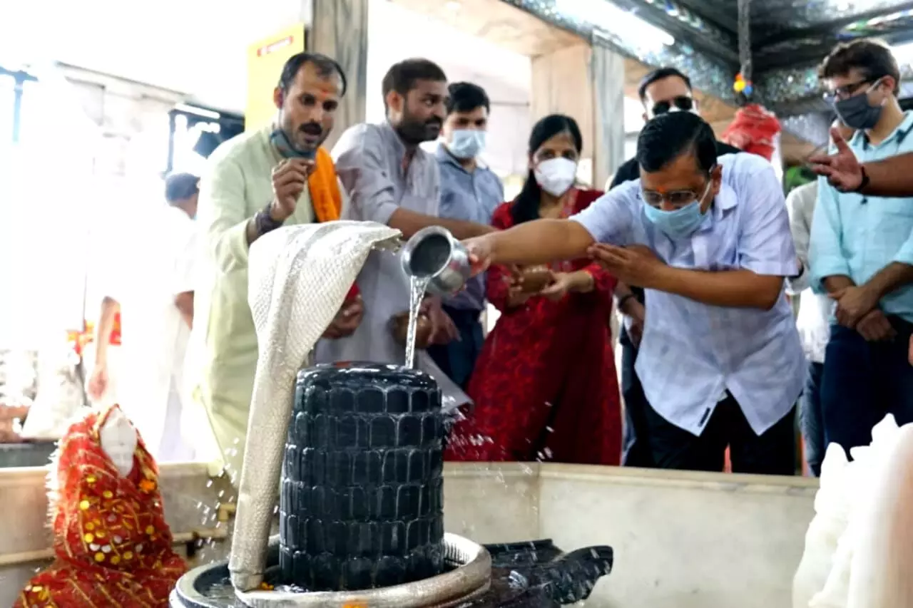 കെജ്​രിവാളിന്​ 52ാം പിറന്നാൾ; അമ്പലത്തിൽ പൂജ നടത്തിയും പ്രാർഥിച്ചും ആഘോഷം