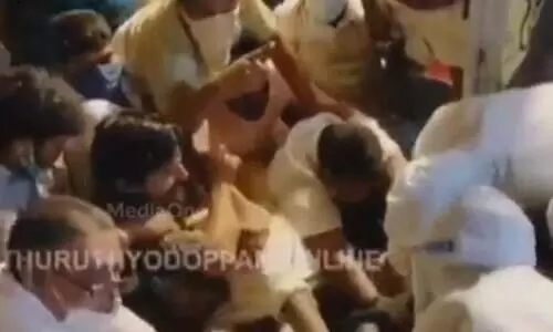 മുളന്തുരുത്തി പള്ളി ജില്ലാ ഭരണകൂടം ഏറ്റെടുത്തു; സ്ഥലത്ത് സംഘർഷാവസ്ഥ മുളന്തുരുത്തി പള്ളി ജില്ലാ ഭരണകൂടം ഏറ്റെടുത്തു; സ്ഥലത്ത് സംഘർഷാവസ്ഥ