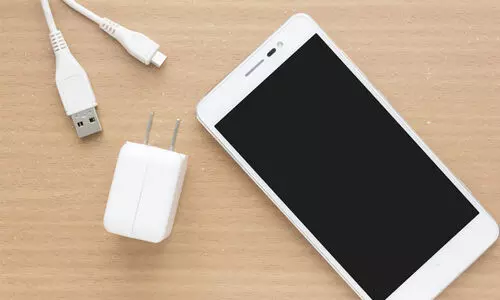 ഇനി ചാർജറുകൾ വേറെ വാങ്ങേണ്ടി വരും