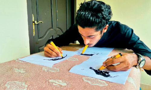 റ​സ​ലി​ന്​ റി​സ്​​ക്കി​ല്ല; ഒ​രേ​സ​മ​യം മൂ​ന്ന് ചി​ത്ര​ങ്ങ​ൾ വ​ര​ക്കാ​ൻ