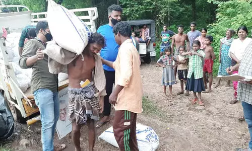 സ​ഞ്ച​രി​ക്കു​ന്ന റേ​ഷ​ൻ​ക​ട ​വ​ഴി ആ​ദി​വാ​സി ഊ​രു​ക​ളി​ൽ റേ​ഷ​നെ​ത്തി​ത്തു​ട​ങ്ങി