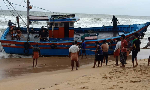 അഴിത്തല പുലിമുട്ടിനുസമീപം ബോട്ട് കരയിലേക്കു ഇടിച്ചു കയറി