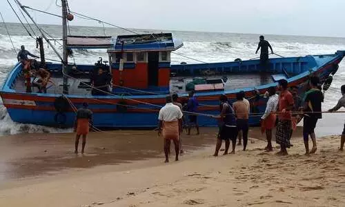 അഴിത്തല പുലിമുട്ടിനുസമീപം ബോട്ട് കരയിലേക്കു ഇടിച്ചു കയറി