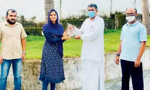 ആ​യി​ഷ നി​ദ​ക്ക് സോ​ഷ്യ​ൽ ഫോ​റം ഉ​പ​ഹാ​രം ന​ൽ​കി