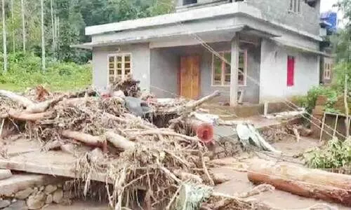 മുണ്ടക്കൈ ഉരുൾപൊട്ടൽ: പുറത്ത് മരങ്ങളും ചളിയും ; വീടിനകത്ത് കയറാനാവാതെ കുടുംബങ്ങൾ മുണ്ടക്കൈ ഉരുൾപൊട്ടൽ: പുറത്ത് മരങ്ങളും ചളിയും ; വീടിനകത്ത് കയറാനാവാതെ കുടുംബങ്ങൾ