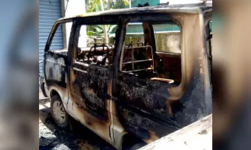 വീട്ടിൽ പാർക്ക് ചെയ്ത കാർ കത്തിച്ച നിലയിൽ