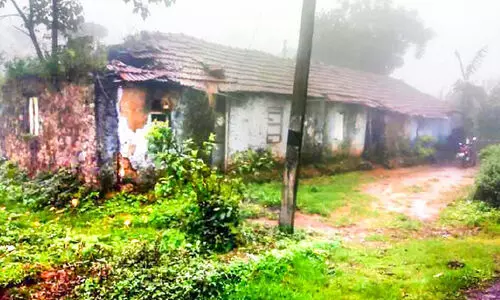 മരണഭീതിയിലും കൂരകൾക്ക് കീഴെ ഇവർ.... മരണഭീതിയിലും കൂരകൾക്ക് കീഴെ ഇവർ....