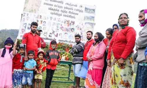 പെട്ടിമുടിയില് മരിച്ചവരെ അനുസ്മരിച്ച് രാജമലയിലെ കുടുംബങ്ങള് പെട്ടിമുടിയില് മരിച്ചവരെ അനുസ്മരിച്ച് രാജമലയിലെ കുടുംബങ്ങള്