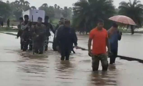 വെള്ളക്കെട്ടിലൂടെ ജവാ​ൻെറ മൃതദേഹം കിലോമീറ്ററോളം ചുമന്ന്​ സി.ആർ.പി.എഫ്​ ഉദ്യോഗസ്ഥർ -വിഡിയോ